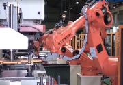 现代机器人在金属冲压成型工厂中的应用