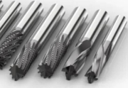 山高CFRP 整体立铣刀系列经过改进，刀具寿命延长 30-50%